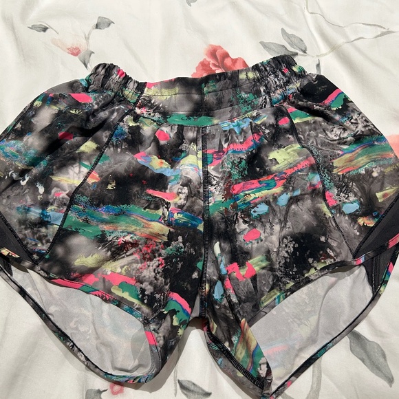 Lululemon Hotty Hot Shorts Size 4 EUC - Picture 1 of 3